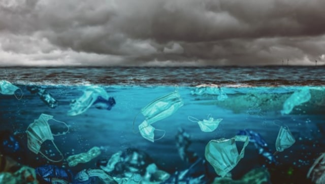 ILustrasi sampah APD di Laut. Sumber: Freepik.com)