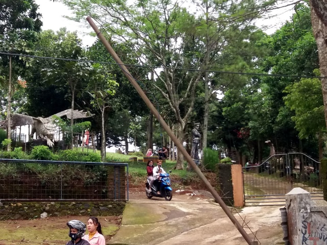 Aktivitas di objek wisata taman Dinosaurus, Kecamatan Lemahsugih, Kabupaten Majalengka. (Oki Kurniawan)