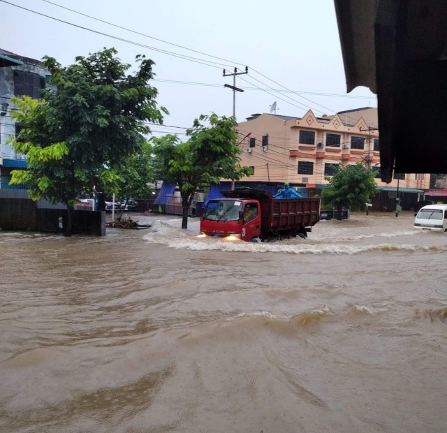 ﻿﻿﻿Banjir menggenangi jalanan di Kota Tanjungpinang. Foto: Istimewa