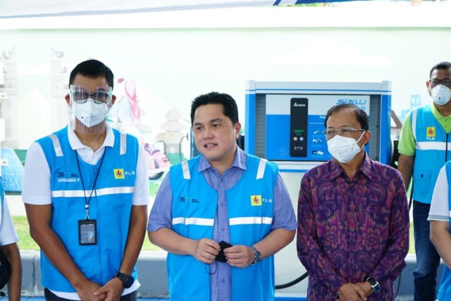 Menteri BUMN meninjau Stasiun Pengisian Kendaraan Listrik Umum (SPKLU) PLN Bali Selatan. Foto: Dok. PLN