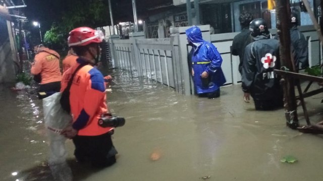 Atusan umah nang patang désa sing ana nang rong kecamatan wilayah Kabupatén Tegal dihampad banjir lubar udan barat sajegé dina Jemuah (1/1/2021). ( Foto: Istimewa)