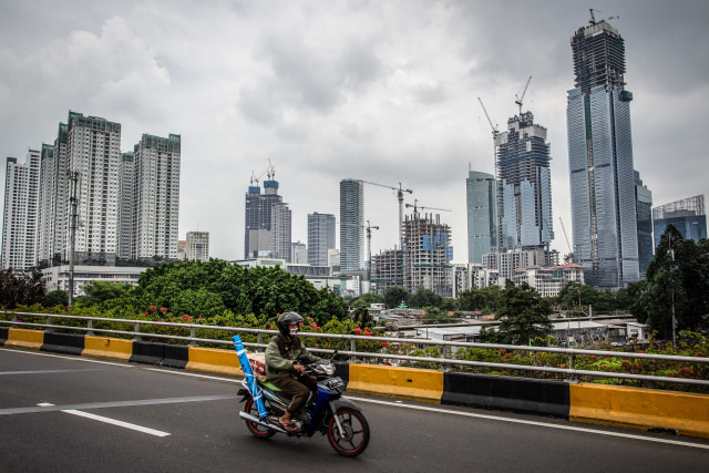 Ilustrasi Jakarta - Pengendara melintas dengan latar belakang gedung-gedung bertingkat di kawasan Jakarta Pusat, Sabtu (2/1/2021). Foto: Dhemas Reviyanto/ANTARA FOTO