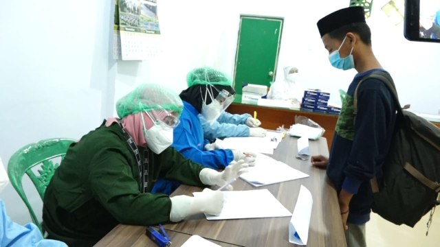 Salah seorang santri di Ponpes As'adiyah Sengkang menjalani rapid test antigen sebelum masuk asrama. Foto: Deden