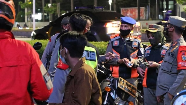 Jajaran Polda Metro, Kodam Jaya dan Satpol PP DKI Jakarta kembali melaksanakan Operasi Gabungan di Kawasan Sudirman Thamrin, Sabtu (2/1) Foto: Instagram/satpolpp.dki