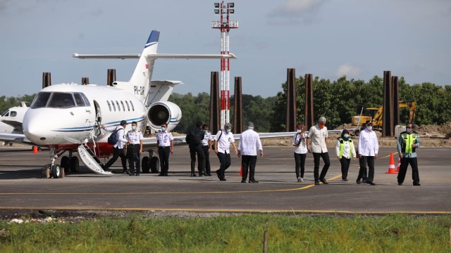 Menteri PUPR Basuki Hadimuljono dan Menteri Perhubungan Budi Karya Sumadi, serta Gubernur Jawa Tengah Ganjar Pranowo, saat tiba di Bandara Ngloran Minggu (03/01/2021). (foto: istimewa)