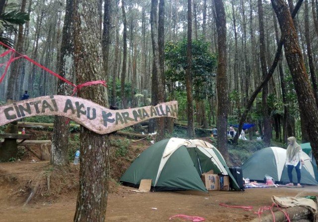 Tampak sejumlah tenda yang disewakan pengelola wisata alam di Kabupaten Kuningan, Jawa Barat. (Ciremaitoday)