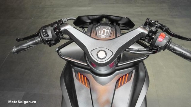 Tampilan setang dan panel instrumen Yamaha F155. Foto: dok. Motosaigon