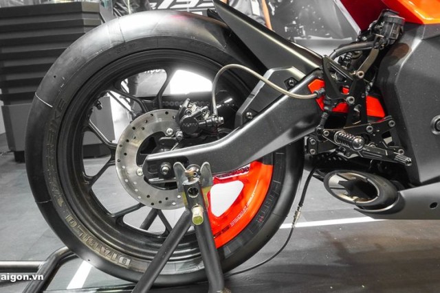 Tampilan velg belakang dan knalpot Yamaha F155. Foto: dok. Motosaigon