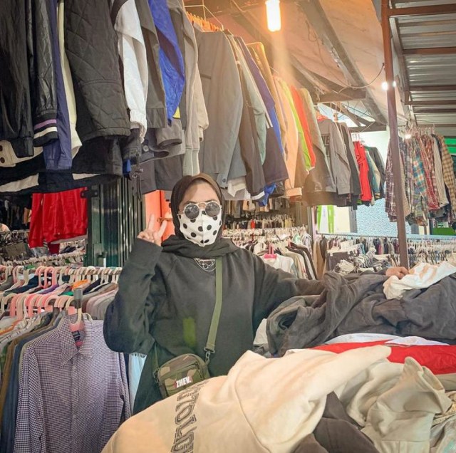 Berburu pakaian bekas atau thrifting kembali menjadi tren di tahun ini. Foto: Instagram @berlvalfh 