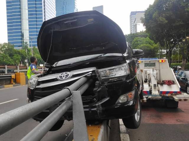 Evakuasi kendaraan yang menabrak pembatas di layang Kuningan Jl. Gatot Subroto (arah ke Pancoran). Foto: Instagram/@tmcpoldametro