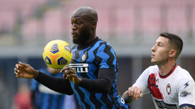 Pemain Inter Milan Romelu Lukaku berebut bola  dengan pemain Crotone pada pertandingan lanjutan Serie A Italia di San Siro, Milan, Italia. Foto: Jennifer Lorenzini/REUTERS