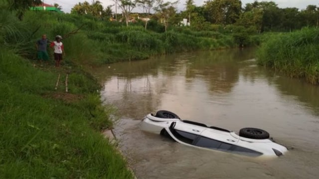 Ilustrasi Pajero Sport jatuh ke sungai. Foto: iNews.id