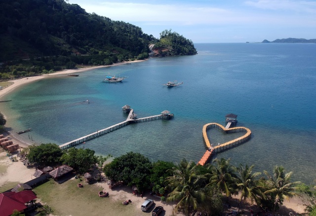 Foto udara Pantai Manjuto, di Kawasan Wisata Mandeh, Kabupaten Pesisir Selatan, Sumatera Barat. Foto: Iggoy el Fitra/Antara Foto