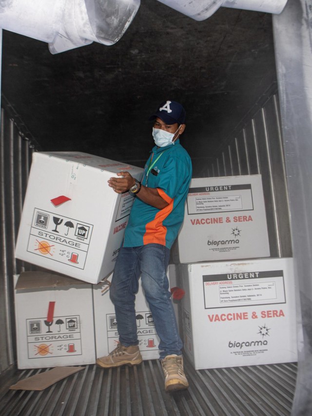 Petugas melakukan bongkar muat vaksin COVID-19 Sinovac saat tiba di gudang vaksin (cold room) milik Dinas Kesehatan Provinsi Sumatera Selatan di Palembang. Foto: Nova Wahyudi/Antara Foto