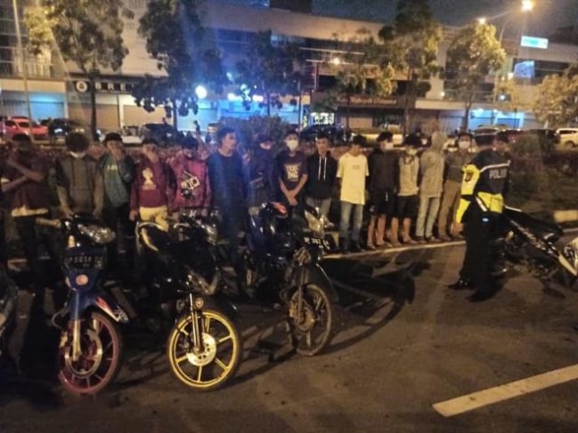 Aksi balap liar di Simpang Kara dibubarkan aparat Satlantas. (Foto: Reza/Batamnews)