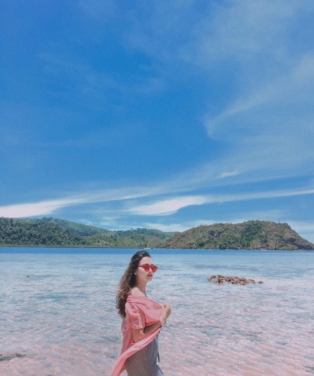 Wisatawan yang tengah menikmati keindahan Pulau Setan di Mandeh Sumatera Barat Foto: Instagram @stwulandr