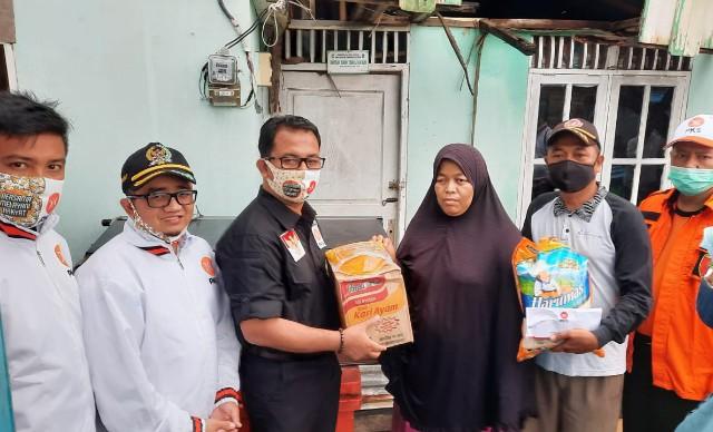 Ketua DPW PKS Kepri menyerahkan bantuan sembako kepada korban bencana di Tanjunguma (Foto:istimewa)