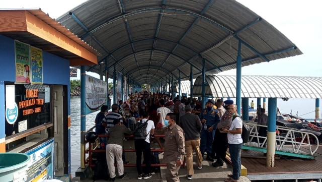 Pelabuhan Armada Semut Mangga Dua, Ternate, dipenuhi penumpang. Foto: Rizal Syam/cermat