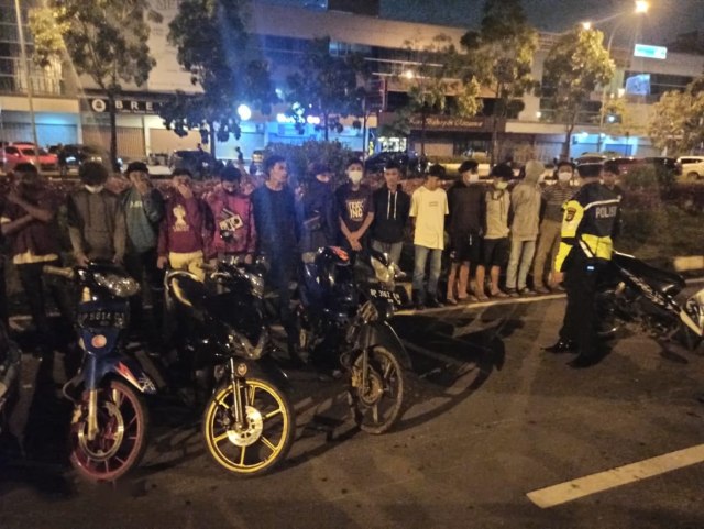 ﻿﻿Polisi mengamankan remaja yang melakukan balap liar di Batam. Foto: Istimewa