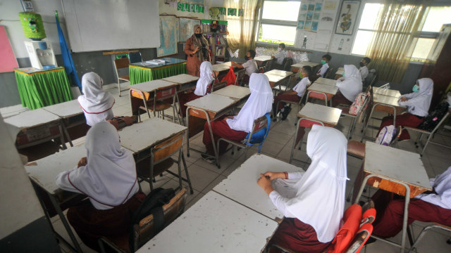 Sejumlah siswa mengikuti kegiatan belajar tatap muka hari pertama, di SDN 06 Lapai, Padang, Sumatera Barat, Senin (4/1/2021). Foto: Iggoy el Fitra/ANTARA FOTO