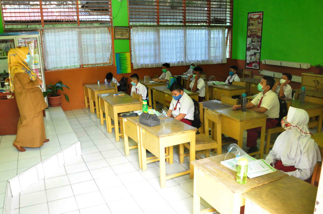Proses belajar tatap muka di SDN Percobaan Padang, Sumatera Barat di hari pertama sekolah Senin 4 Januari 2021. Foto: Ahmad/Langkanid/Kumparan