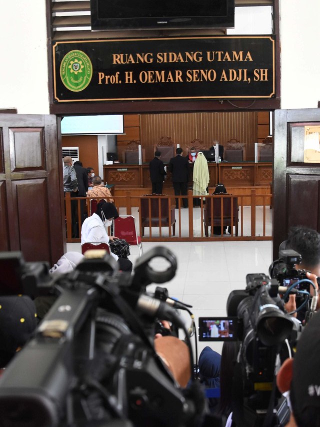 Tim kuasa hukum Muhammad Rizieq Shihab menyiapkan berkas persidangan praperadilan di Pengadilan Negeri Jakarta Selatan, Senin (4/1/2021). Foto: Indrianto Eko Suwarso/Antara Foto