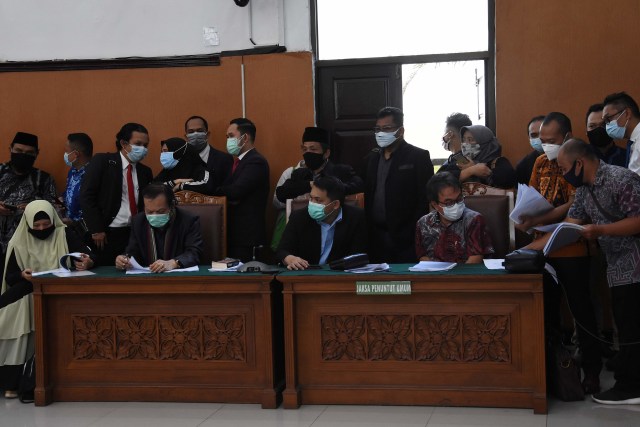 Tim kuasa hukum Muhammad Rizieq Shihab menyiapkan berkas persidangan praperadilan di Pengadilan Negeri Jakarta Selatan, Senin (4/1/2021). Foto: Indrianto Eko Suwarso/Antara Foto