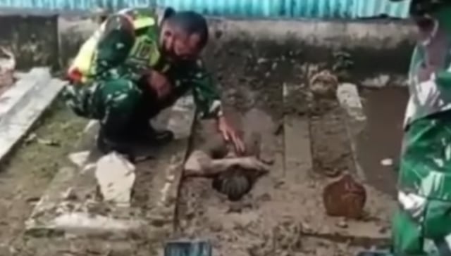 Potongan Video seorang pemuda di Tegal nekat masuk ke sebuah galian makam di tempat pemakaman umum (TPU). (Foto: Istimewa)