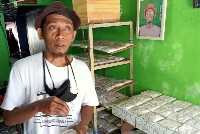 Jarwo Susanto, salah seorang pengrajin tempe di Surabaya. Harga kedelai yang melonjak turut berimbas pada harga jual tempe di pasaran. Foto: Masruroh/Basra