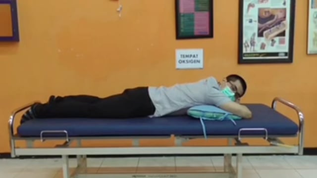 Terapi dengan cara tidur tengkurap untuk memulihkan organ paru-paru. Foto-foto: Dok.pribadi