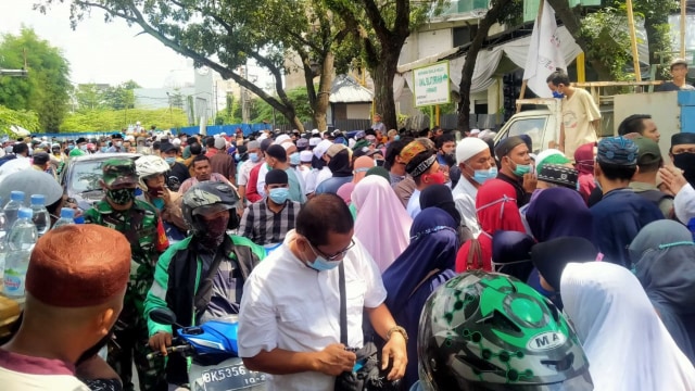 Warga berkerumun saat hendak menghadiri ceramah UAS di Medan. Foto: Dok. Istimewa