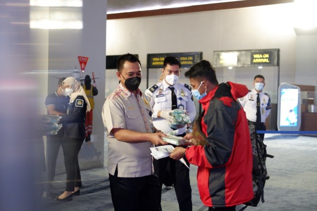 Pemberian healthy kit yang berisi masker dan Antis kepada penumpang di Bandara Soetta. Foto: dok. Enesis Group