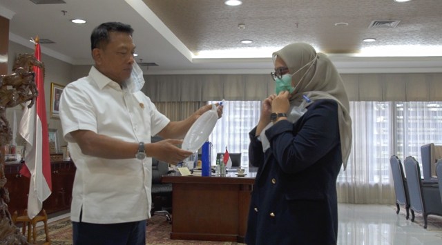 Kepala Staf Kepresidenan Dr. Moeldoko saat menerima satu unit GeNose C19 hasil inovasi UGM Yogyakarta. Foto: Dok. KSP