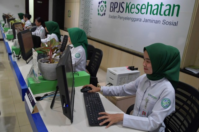 Petugas melayani pelanggan di Kantor BPJS Kesehatan, Jakarta, Senin (9/3). Foto: ANATRA FOTO/M Risyal Hidayat