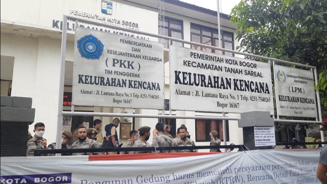 Warga dan ormas bentrok terkait sengketa tanah Kelurahan Kencana, Tanah Sareal, Bogor. Foto: Dok. Istimewa