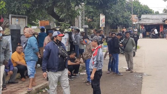 Warga dan ormas bentrok terkait sengketa tanah Kelurahan Kencana, Tanah Sareal, Bogor. Foto: Dok. Istimewa