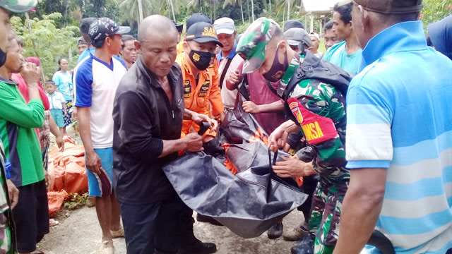 Jenazah korban Riva saat dievakuasi tim gabungan. Foto: Basarnas Manado