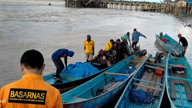 Perahu fiber berpenumpang 14 orang tiba dengan selamat di Agats, ibu kota Kabupaten Asmat. (Dok Basarnas Timika)