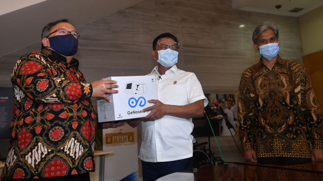 Menristek Bambang Brodjonegoro (kiri) menyerahkan alat deteksi dini COVID-19 bernama GeNose C19 kepada Kepala Staf Kepresidenan Moeldoko (tengah) di Gedung Binagraha, Kompleks Istana Kepresidenan, Jakarta, Senin (4/1).  Foto: Sigid Kurniawan/ANTARA FOTO