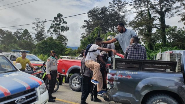 Orang mabuk yang mengkonsumsi minuman keras dibawa ke Polres Jayawijaya, karena mengganggu ketertiban umum. (Dok Polda Papua)