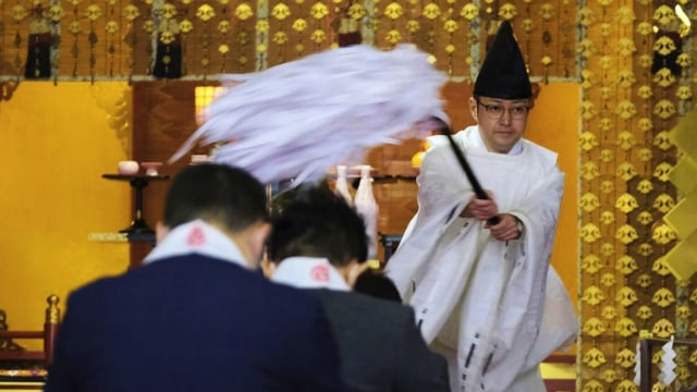 Tradisi warga Jepang berdoa di kuil untuk memulai kerja di tahun baru. Foto: AFP/Kazuhiro Nogi