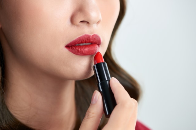 Ilustrasi Memakai Lipstik Foto: Shutter Stock