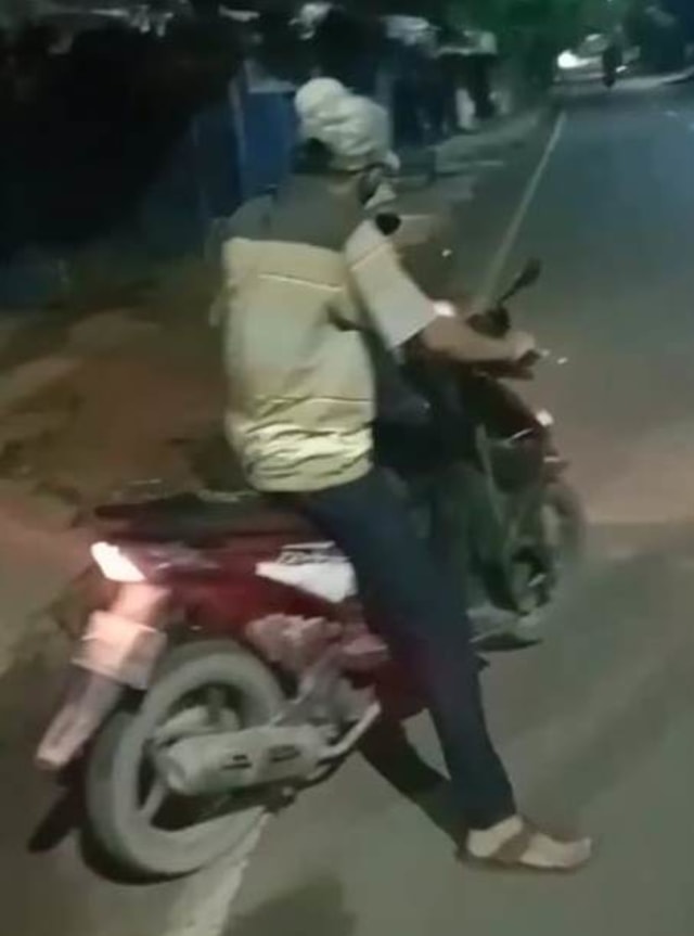 Tiga orang yang diduga telah membegal sepeda motor milik korban yang merekam video ini, Senin (4/1) | Screenshot dari video: Muhammad Halim Murrosyid