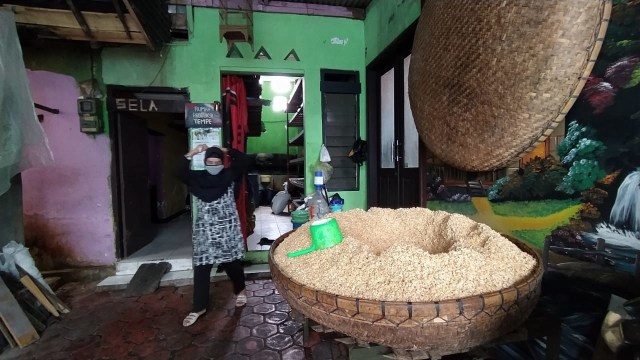 Perajin tempe di Kampung Sanan, Kota Malang yang terus berproduksi meskipun harga kedelai tengah melonjak. Foto Azmy.