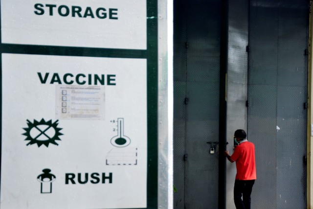 Petugas menutup pintu tempat penyimpanan vaksin corona Sinovac di kantor Dinas Kesehatan Sulsel, Makassar, Sulawesi Selatan, Selasa (5/1).  Foto: Abriawan Abhe/ANTARA FOTO