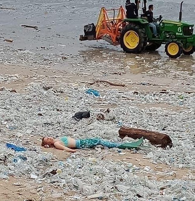 Putri duyung kritik Pantai Kuta. (Foto: @gogosujaya/@denpasarnow/Instagram)