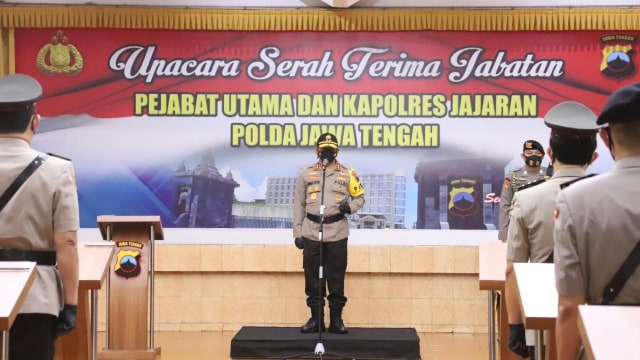Kapolda Jateng, Irjen Pol Drs Ahmad Luthfi saat pimpin serah terima jabatan Pejabat Utama dan Kapolres jajaran Polda Jateng. Selasa (05/01/2021).