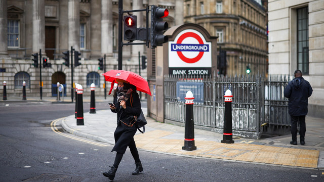 Warga mengenakan masker berjalan di dekat Bank Junction, London, Inggris, Selasa (5/1).  Foto: Henry Nicholls/REUTERS