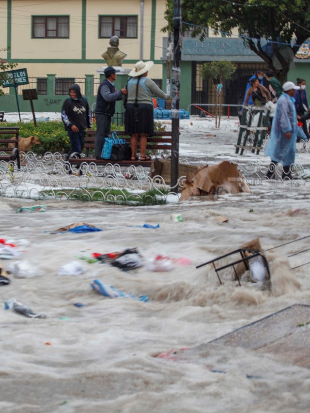 Kondisi saat banjir bandang yang disebabkan oleh hujan lebat di Sucre, Bolivia. Foto: Correo del Sur/Carlos Rodriguez/Handout via REUTERS