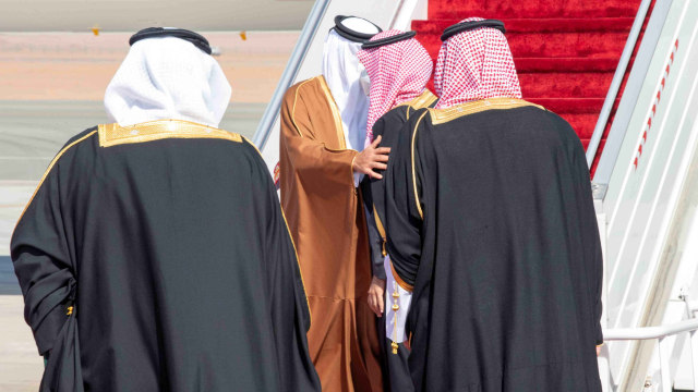 Hadiri KTT, Emir Qatar Tiba di Saudi Disambut Pelukan Pangeran MbS (74808)